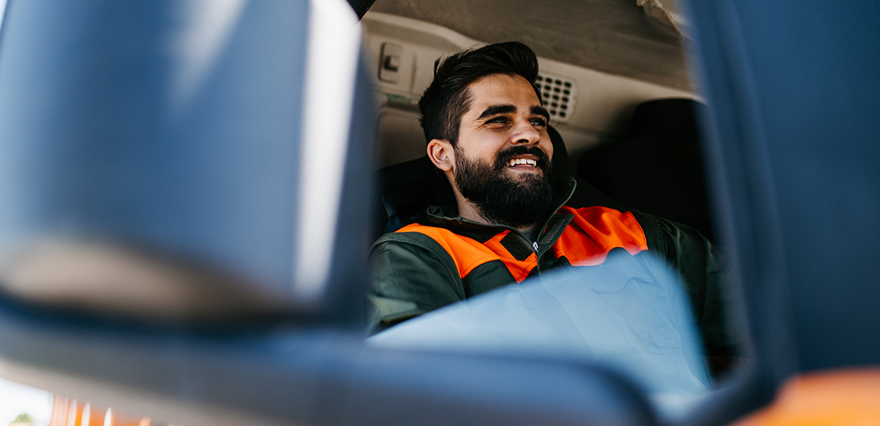 Conducteur de camion souriant, bénéficiant d’un environnement sans mauvaises odeurs.