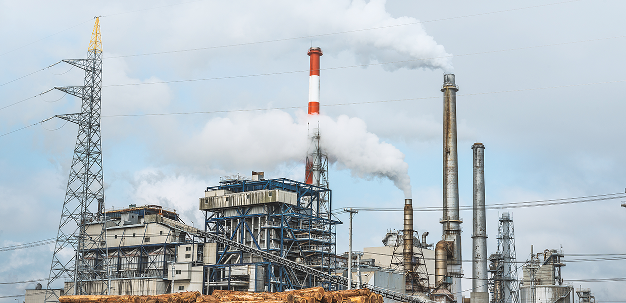 Cheminées industrielles rejetant de la vapeur dans l’air.